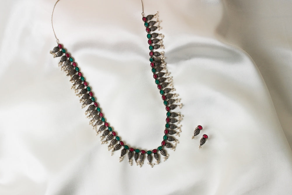 Antique Leaf Motif Necklace Set