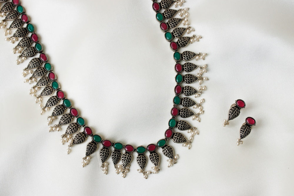 Antique Leaf Motif Necklace Set