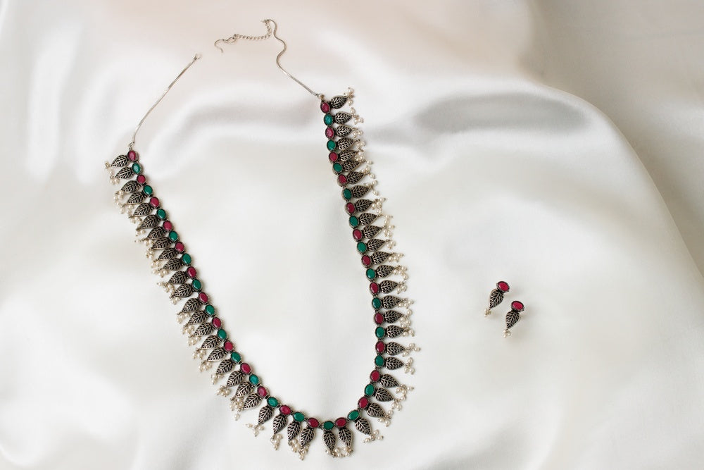 Antique Leaf Motif Necklace Set